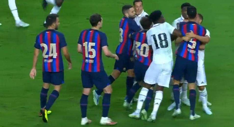 VÍDEO | Jordi Alba prendió la mecha y se lió una buena: la tangana del clásico