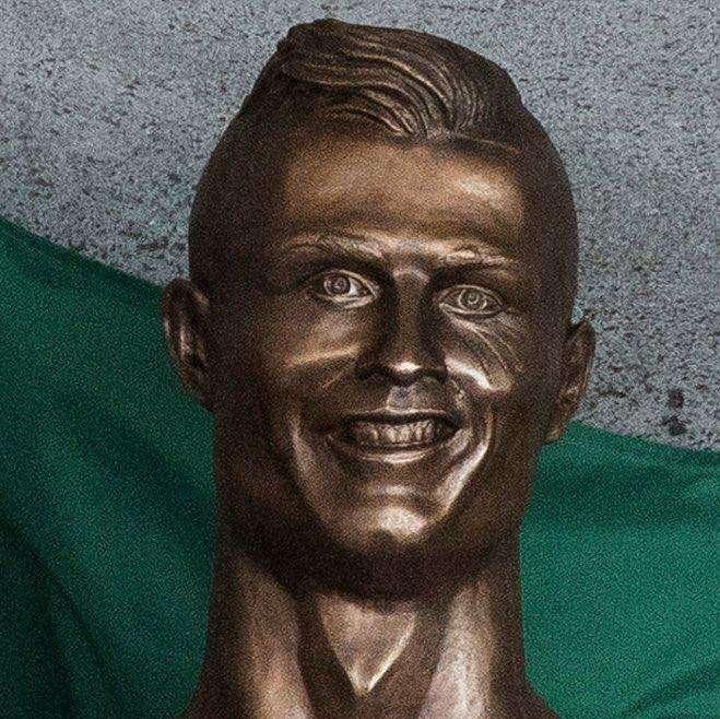 James Corden bromea con el busto de Cristiano: "No tenía que hacerla con los pies"
