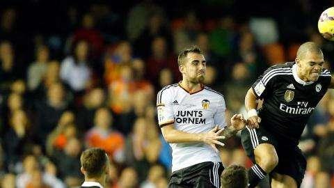 AS: Gayà espera al Madrid y rechaza la primera propuesta de renovación del Valencia