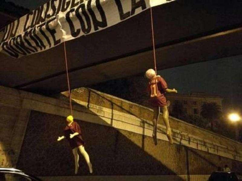 FOTO - Muñecos de jugadores ahorcados y amenazas: pánico en Roma