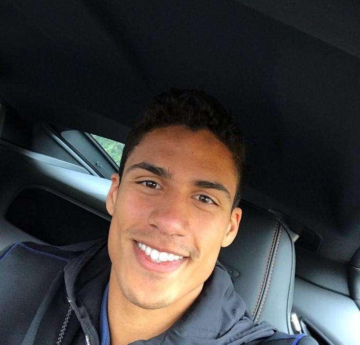 FOTO - Varane, muy contento a entrenar tras la victoria ante el Osasuna