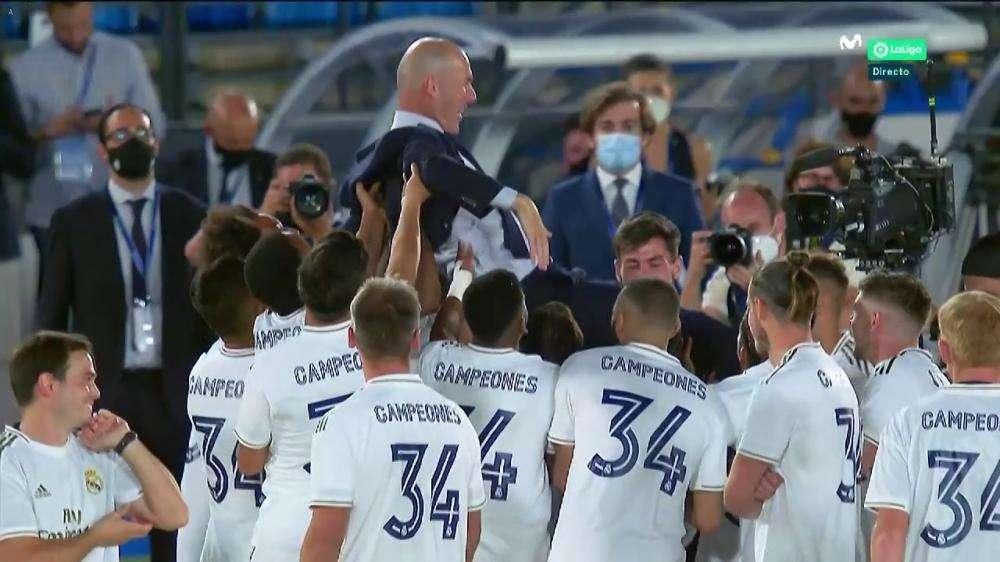VÍDEO - ¡Zidane, manteado por sus jugadores tras conseguir la Liga!