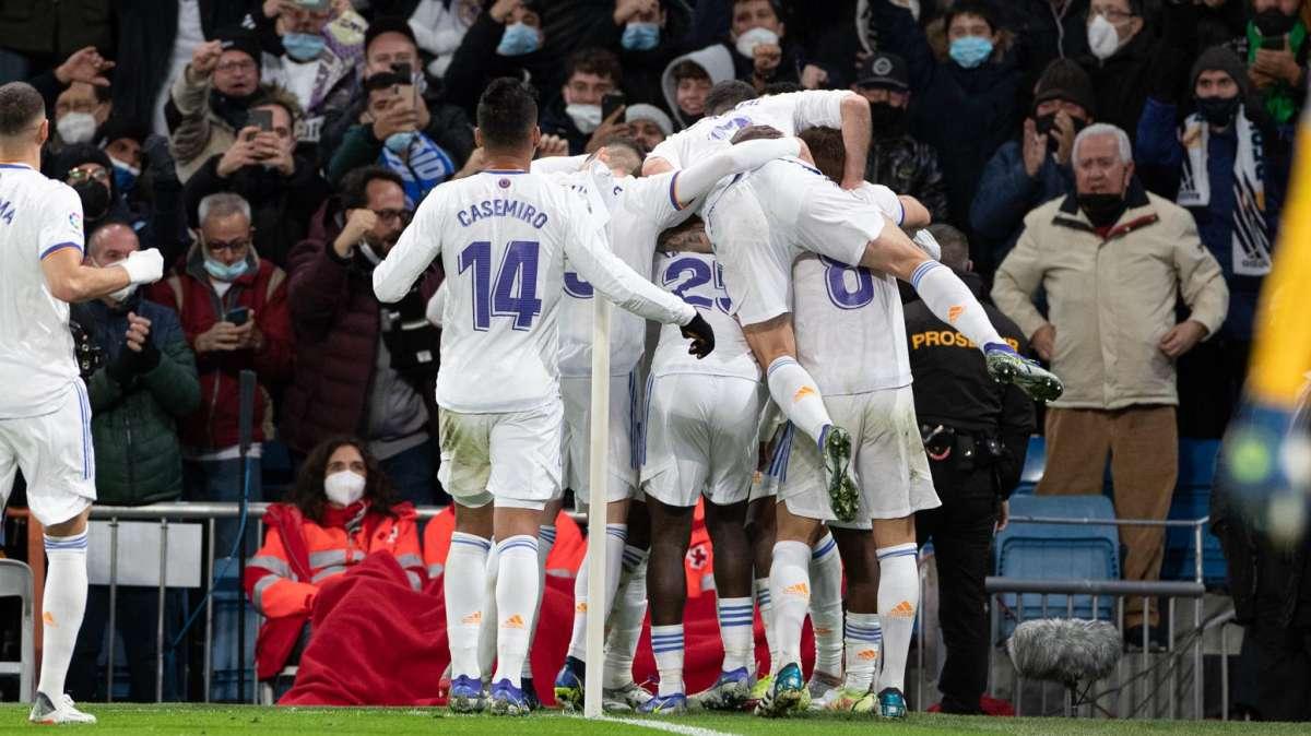 CRÓNICA | Vinicius se disfraza de Cristiano Ronaldo y afianza el liderato