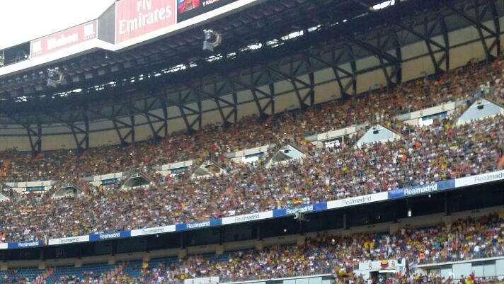 46.000 aficionados dan la bienvenida a James en el Bernabéu