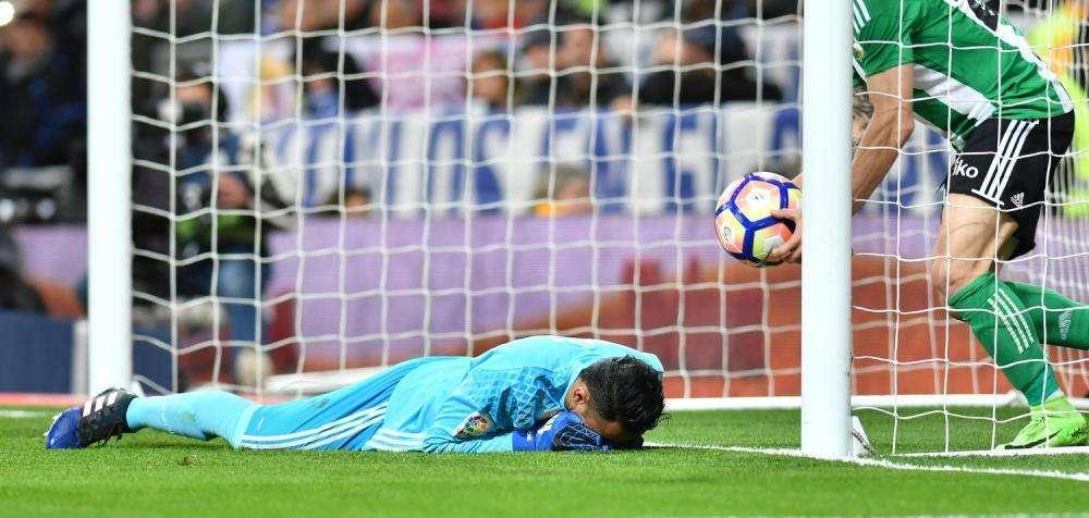 Alfredo Duro defiende a Keylor: "No puede controlar eso porque se está escurriendo"