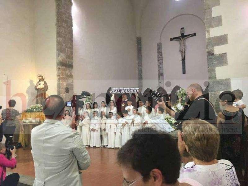 FOTO - Nápoles es madridista: un párroco de la ciudad mostró una bufanda del Madrid en la iglesia
