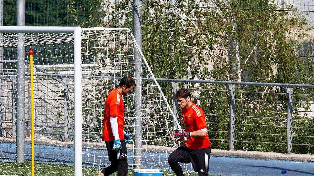 ABC: El Madrid facilitará la salida a Casillas o Diego López