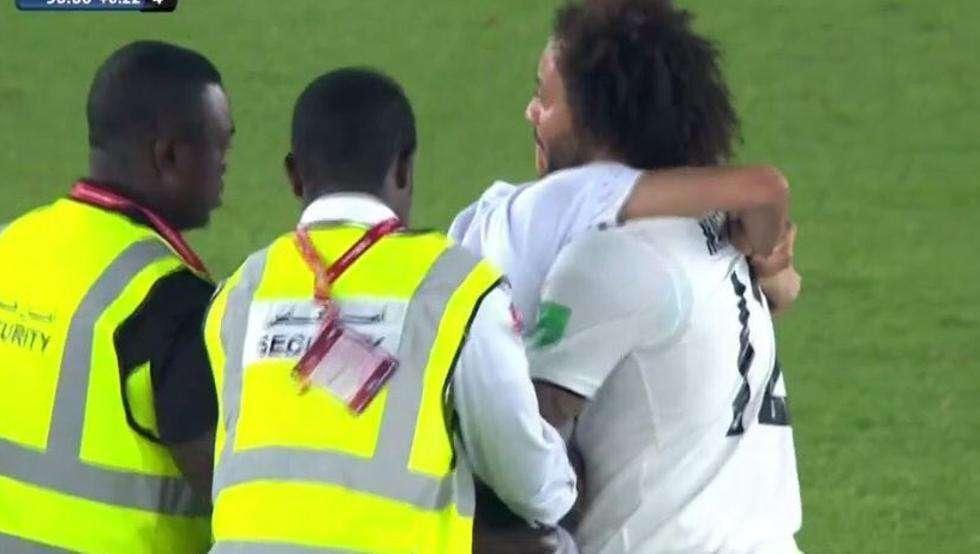 Un espontáneo saltó al terreno de jeugo en la recta final para abrazar a su ídolo, Marcelo