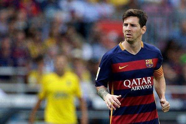Messi indignado con el árbitro. Se marchó protestando la actuación de Fernández Borbalán. 
