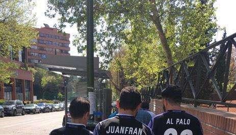 FOTO - La afición del Madrid hurga en la herida: camisetas recordando el penalti de Juanfran al palo en la final de la Champions