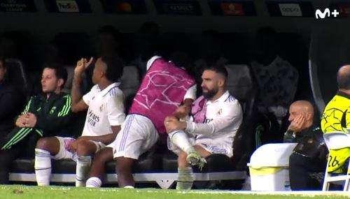 VÍDEO | Rüdiger no para quieto ni en el banquillo: un calvario para Vinicius