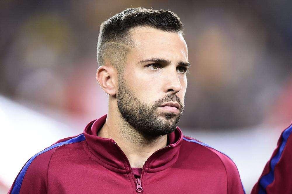 Jordi Alba se recupera a tiempo y llega al clásico
