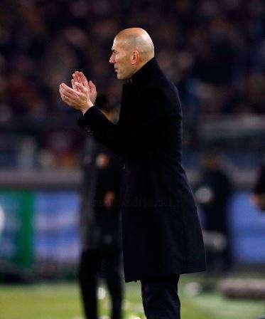 Zidane innova en la alineación y cambia de plan, sale con 5-3-2