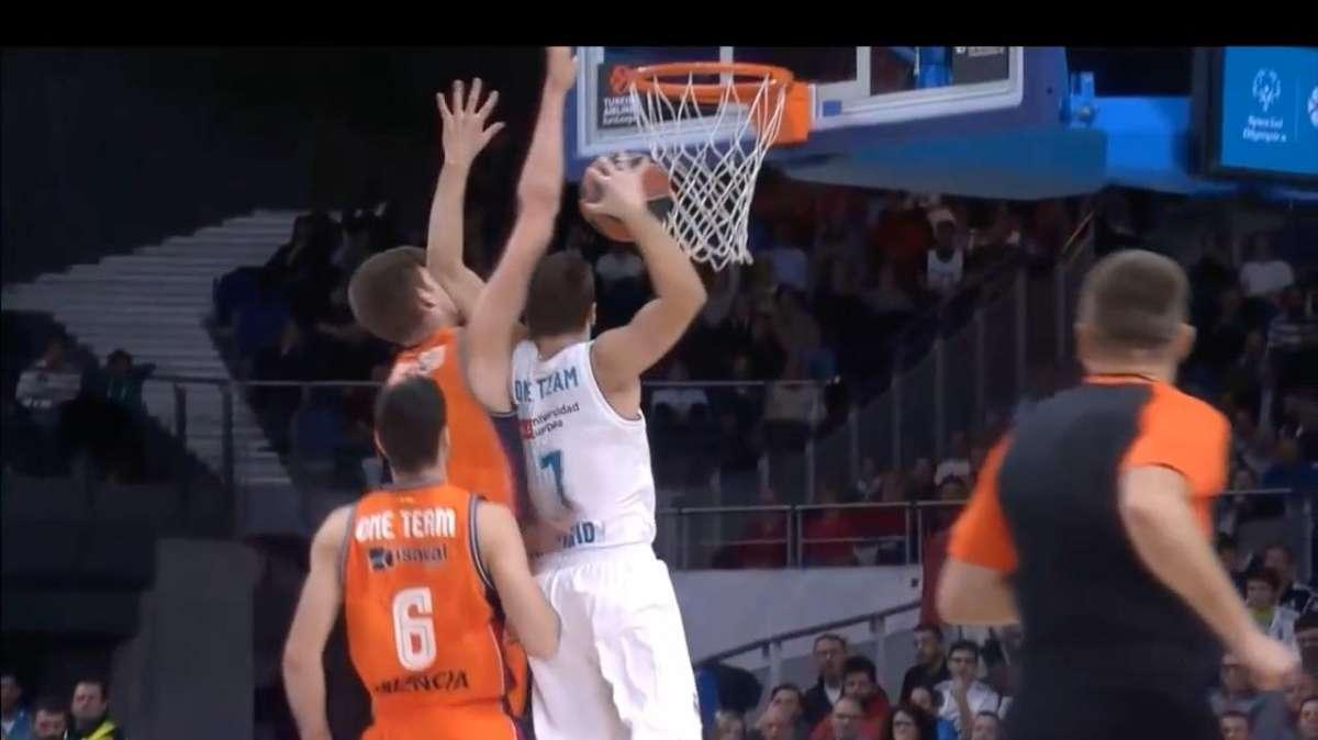 El Real Madrid, detrás de un jugador del Valencia Basket