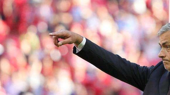Mourinho y Pochettino pujarán por un centrocampista blanco
