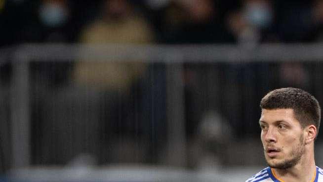 El Real Madrid ya negocia con un grande de Europa la cesión de Jovic