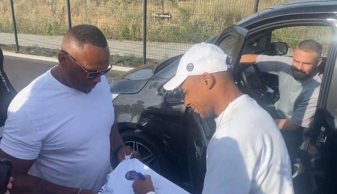 El último vídeo de Mbappé con aficionados del PSG que ya suena a despedida