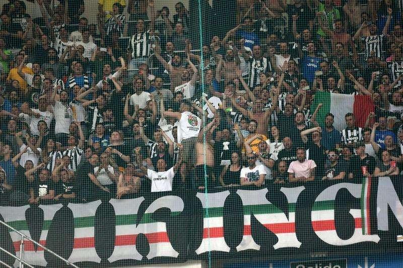 VIDEONOTICIA: Enfrentamiento entre aficionados del Real Madrid y la Juve en Indonesia