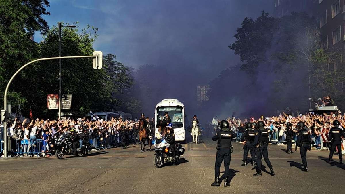 Miles de aficionados recibieron al autobús del Real Madrid antes del partido contra el Bayern