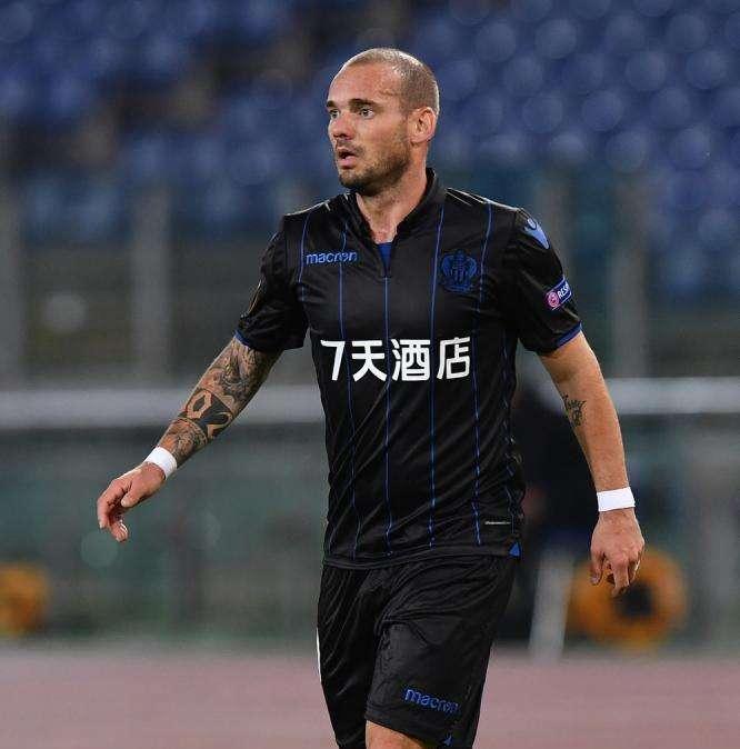 Sneijder: "El Barça es más favorito que el Madrid para ganar la Champions"