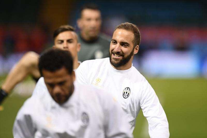 Higuaín la lia con su mensaje de "despedida" a Dani Alves