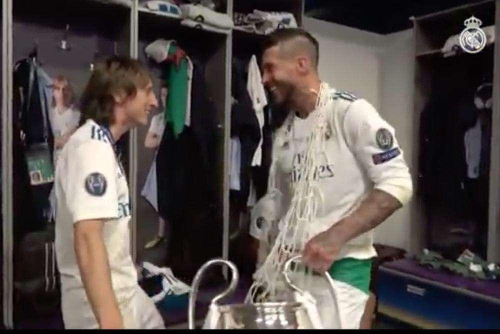 VÍDEO - La celebración de Ramos en el vestuario: baile con Modric y broma a Benzema