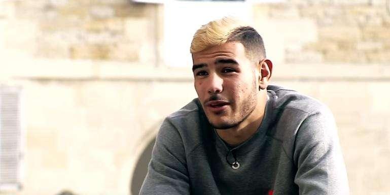 Theo guarda silencio: pasa de los periodistas a su llegada al entrenamiento
