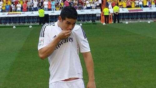 James besa el escudo del Real Madrid en su primer día de blanco