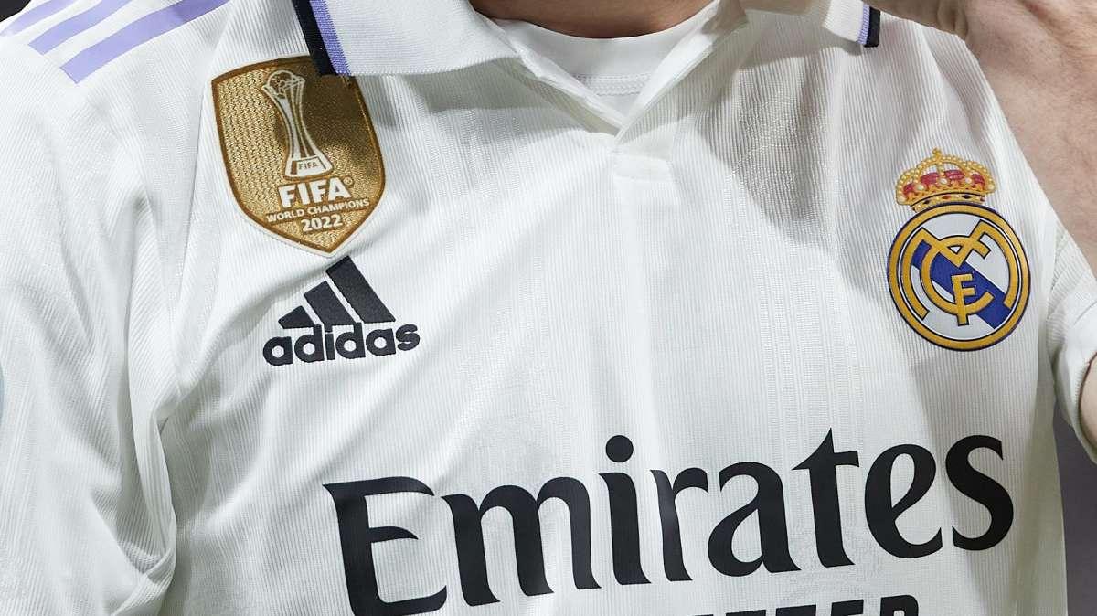 Real Madrid - Elche | Los blancos estrenan logo de campeones del mundo 