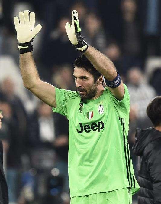 Buffon la lía hablando de Zidane: "Igual me retiro pegando un cabezazo a alguien, como él"