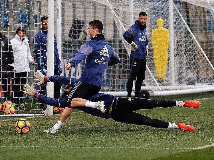 FOTO - Rubén Yáñez intentando detener el golazo de Cristiano