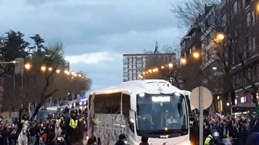 VÍDEO BD | Así recibió la afición al autobús del Real Madrid antes del clásico