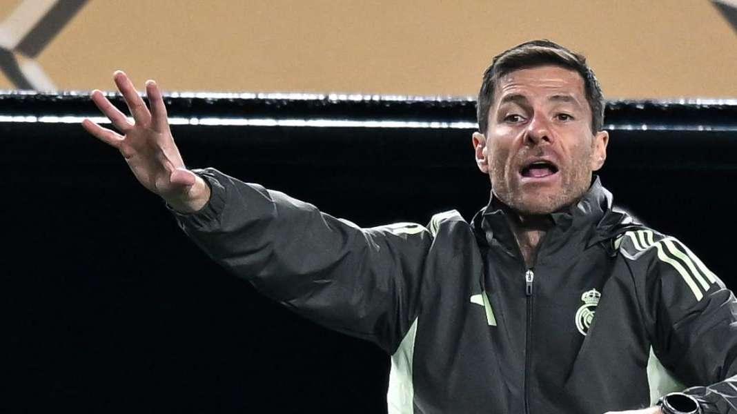 Xabi Alonso, en rueda de prensa: "¿Tres centrales? Siempre lo he tenido en la cabeza"