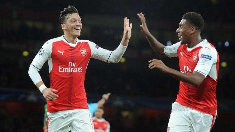 Ozil acerca posturas con el Arsenal y está próximo a renovar