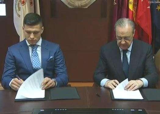 FOTO - Jovic ya ha firmado su contrato con el Real Madrid