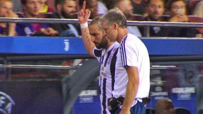 ¡Higuaín se queda a gusto! Peineta a la grada del Camp Nou
