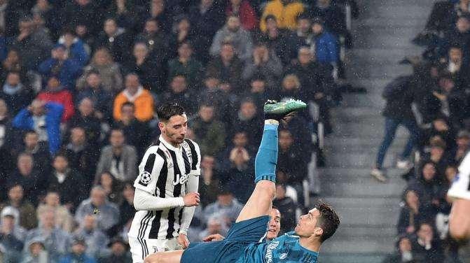 Cristiano golpeó el balón a 2.38 metros de altura: los números