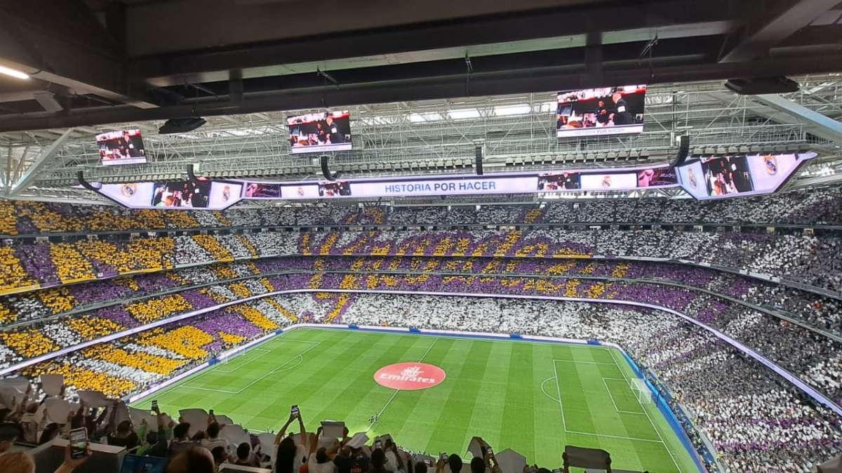 Así fue el espectacular mosaico del Real Madrid - Barcelona