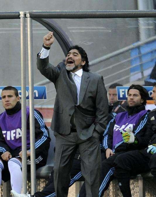 Maradona vuelve a liarla: la policía lo interroga por una supuesta agresión a su pareja