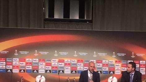 Bosz: "El Madrid no es vulnerable. Es un rival extraordinario al que me agrada ver jugar"