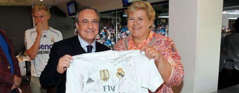 Florentino Pérez entrega una camiseta firmada a la primera ministra noruega