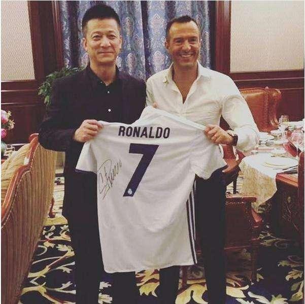 ¿Qué hace Mendes con el dueño de un equipo chino y la camiseta de Cristiano?