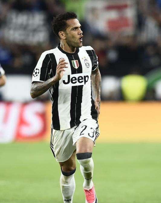Guardiola, indignado con la traición de Alves: Begiristaín tenía el sí del brasileño