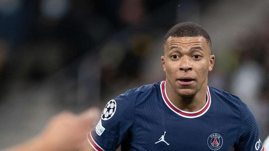 Mbappé se llevó una camiseta del Real Madrid tras la eliminación en el Bernabéu 