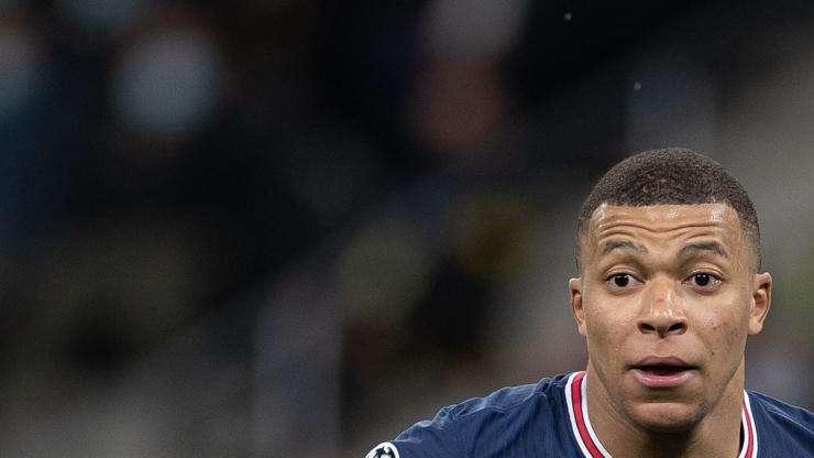 Al-Khelaifi se presenta en el entrenamiento del PSG y para los pies a Mbappé