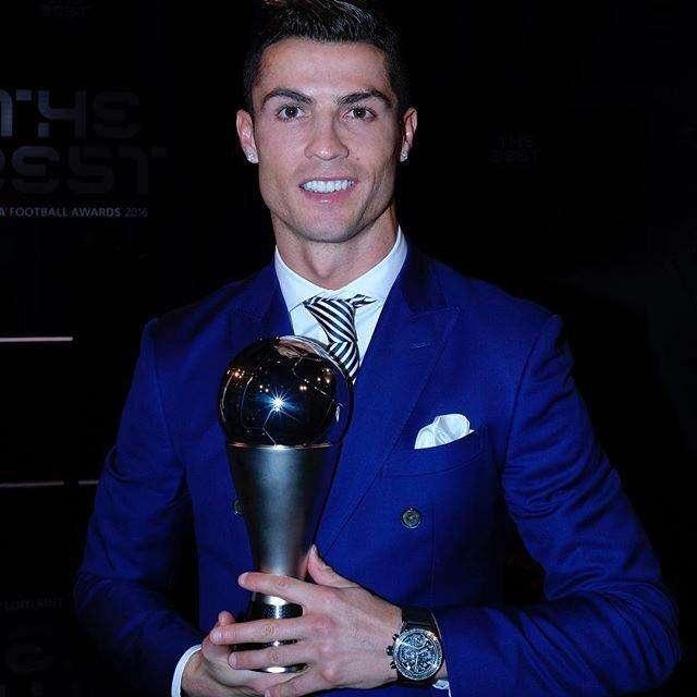 FOTO - Ronaldo posa con su premio: "Nada de esto sería posible sin mis compañeros"