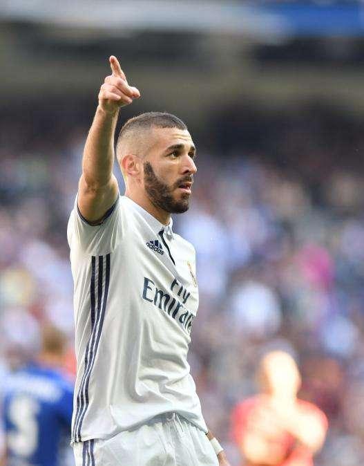 Express - El agente de Benzema se reúne con un club top de la Premier. El futuro del francés de blanco podría peligrar 