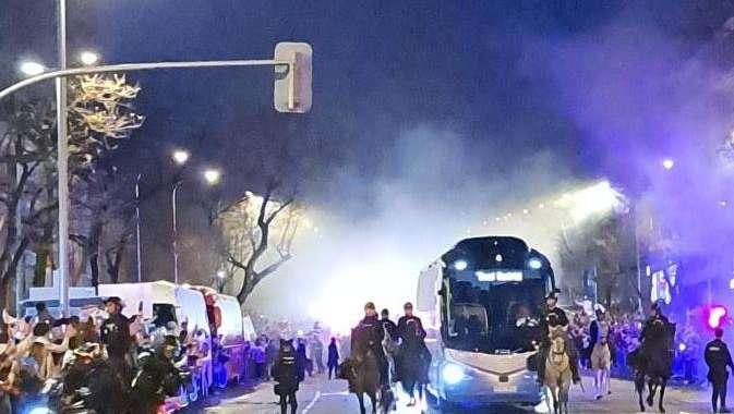 Miles de aficionados reciben al Real Madrid en el Bernabéu antes del partido contra el City