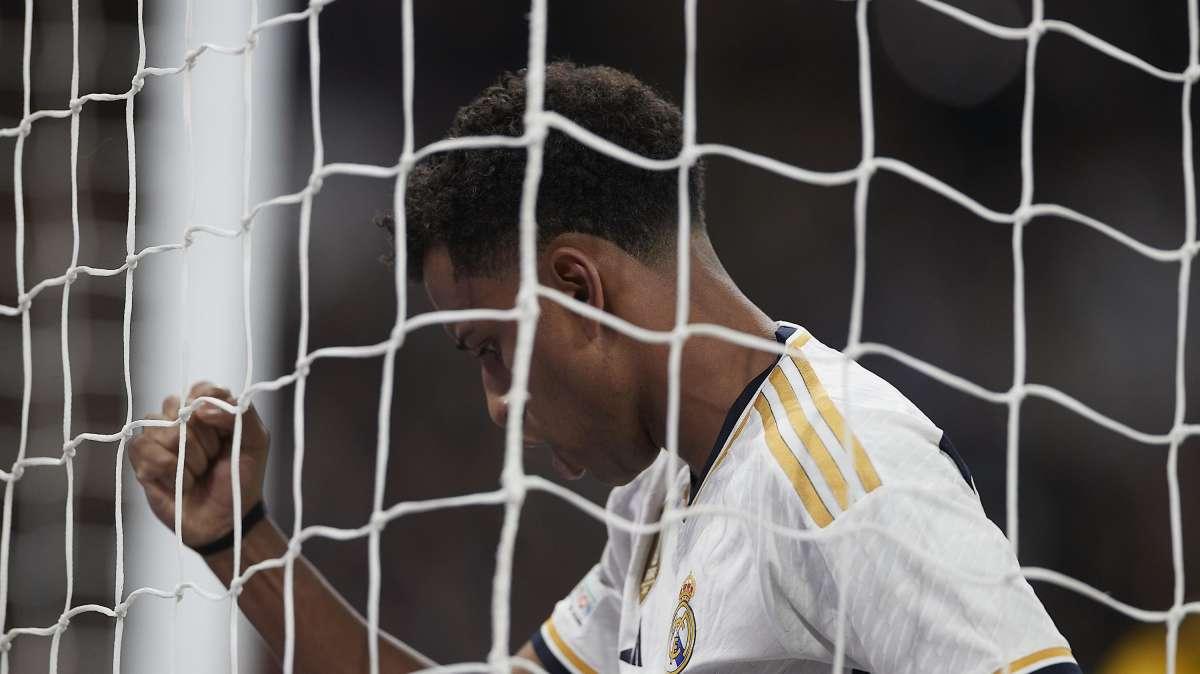 Soto Grado y Jaime Latre vuelven a perjudicar al Real Madrid: penalti claro no señalado