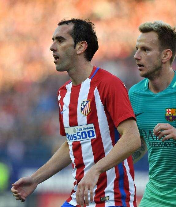 Desde Francia tientan a uno de los pilares de Simeone: Godín, en peligro